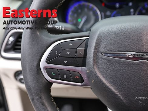 Used 2023 Chrysler Pacifica Touring-L FWD image 14