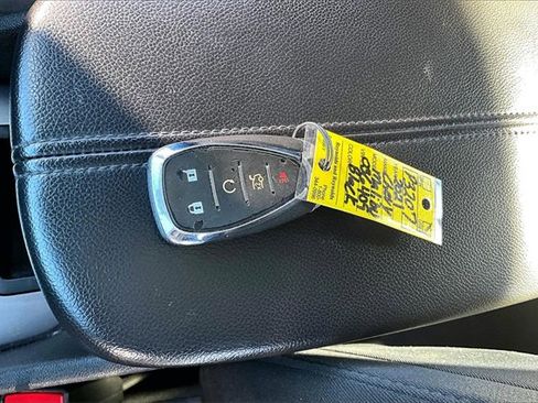 Used 2021 Chevrolet Malibu LT image 34