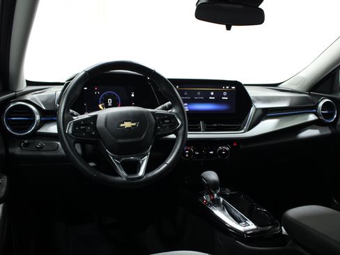 Used 2024 Chevrolet Trax LT w/ Driver Confidence Package FWD image 2
