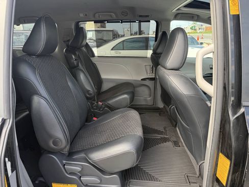 Used 2013 Toyota Sienna SE FWD image 11