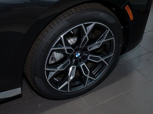 Used 2025 BMW i7 eDrive50 w/ Premium Package image 6
