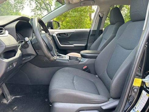 Used 2019 Toyota RAV4 LE AWD/4WD image 9
