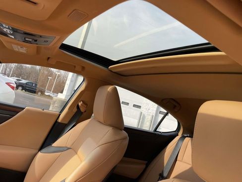 Used 2024 Lexus ES 350 w/ Premium Package image 30