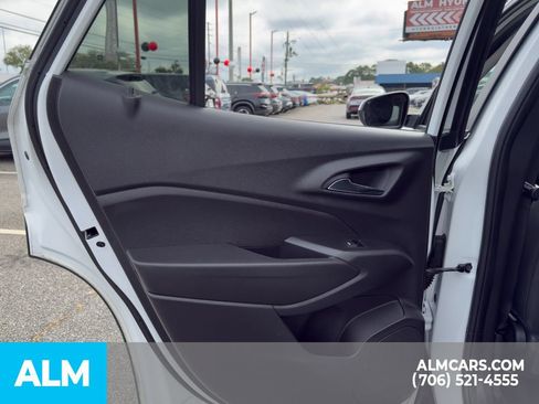 Used 2025 Chevrolet Trax LT FWD image 11