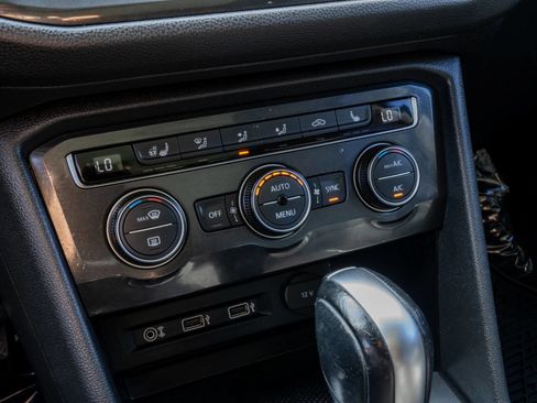 Used 2018 Volkswagen Tiguan SEL Premium image 30