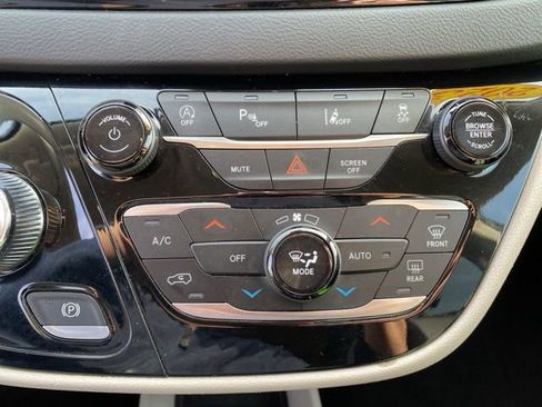 Used 2023 Chrysler Pacifica Touring-L image 24