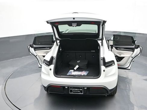 Certified 2025 Porsche Macan Electric RWD image 31