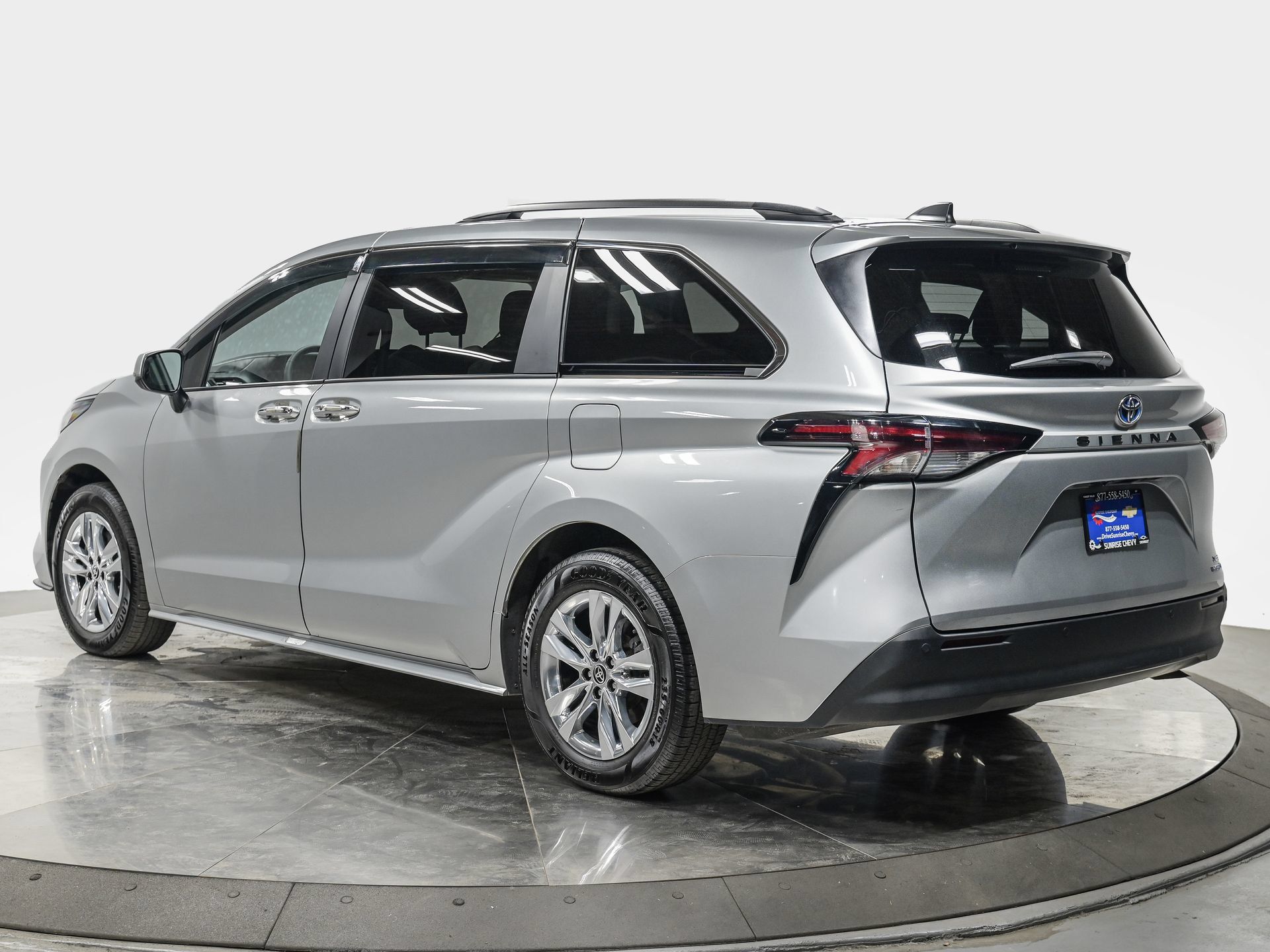 Used 2024 Toyota Sienna XLE w/ XLE Plus Package FWD image 4