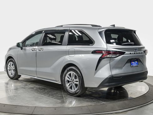 Used 2024 Toyota Sienna XLE w/ XLE Plus Package FWD image 4