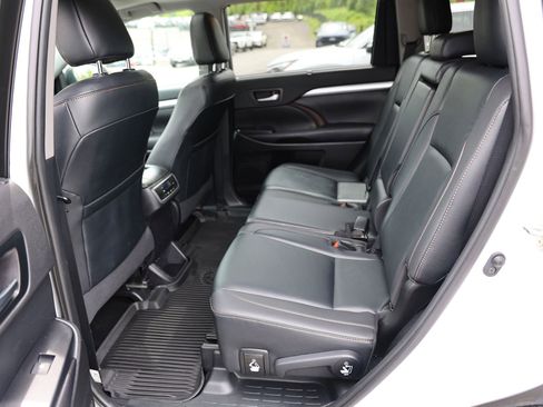Used 2019 Toyota Highlander XLE AWD/4WD image 22