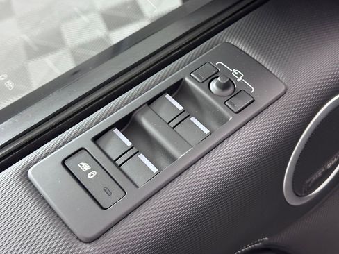 Used 2024 Land Rover Discovery Dynamic SE image 10