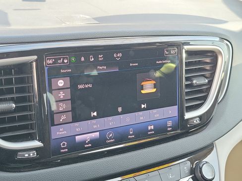 Used 2023 Chrysler Pacifica Touring-L image 29