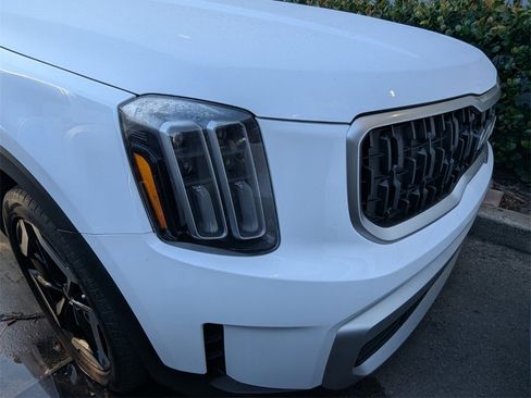 Used 2024 Kia Telluride EX w/ EX Captain's Chair Package image 18