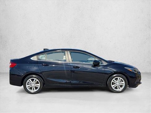 Used 2018 Chevrolet Cruze LT w/ Convenience Package image 4