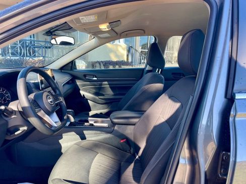 Used 2025 Nissan Altima 2.5 SV image 9