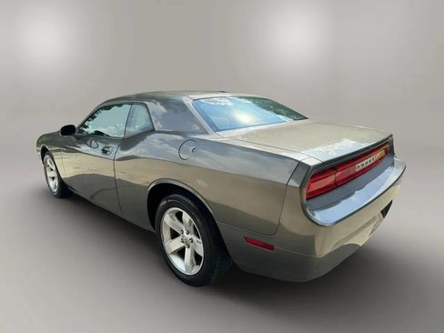 Used 2010 Dodge Challenger SE RWD image 9