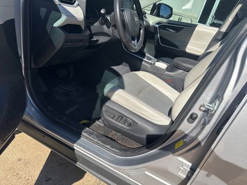 Used 2021 Toyota RAV4 XLE Premium image 9