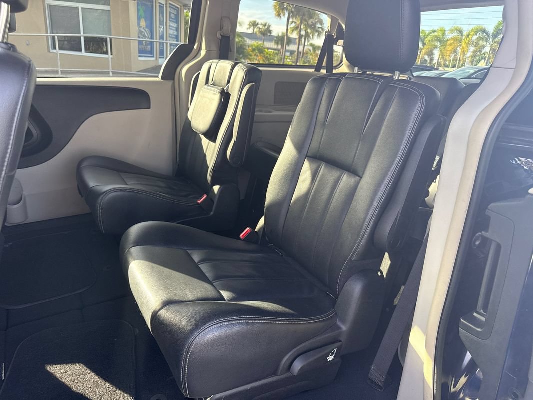 Used 2014 Chrysler Town & Country Touring FWD image 12
