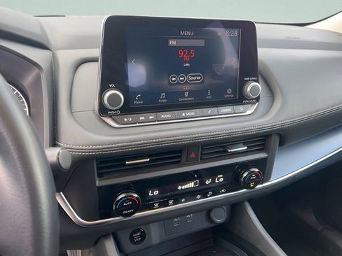 Used 2024 Nissan Rogue SV image 28