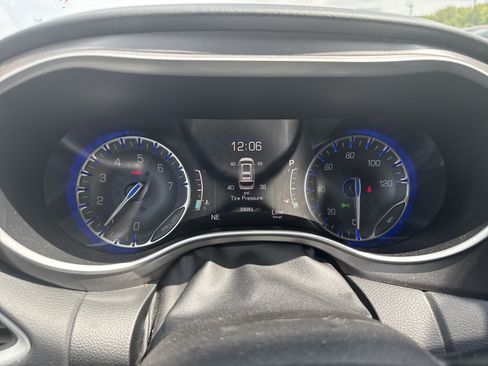 Used 2024 Chrysler Pacifica Touring-L FWD image 25