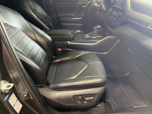 Used 2021 Toyota Highlander XLE image 25