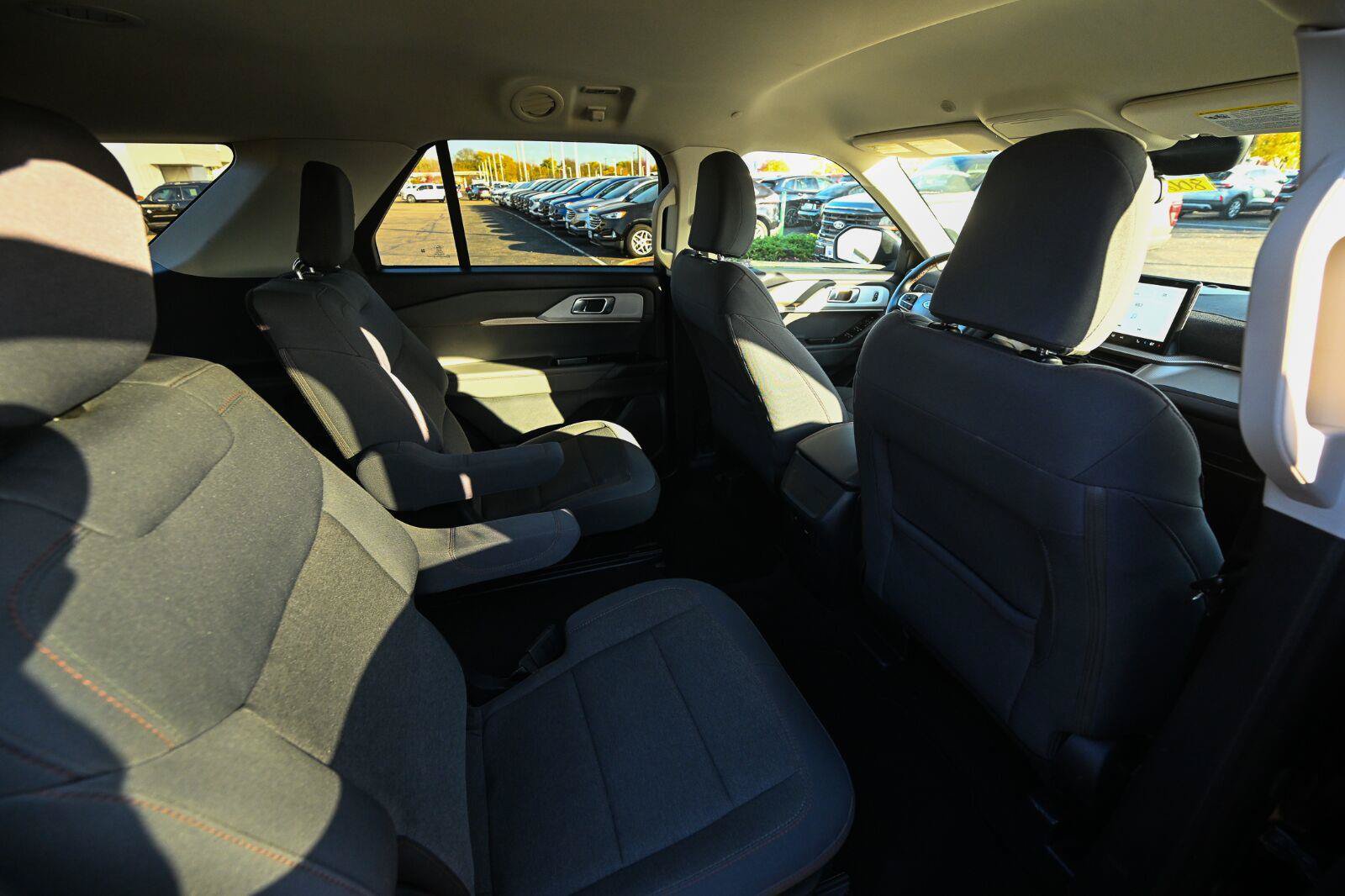 Used 2025 Ford Explorer Active AWD/4WD image 29