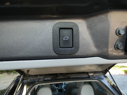 Used 2017 Toyota Sienna XLE image 78