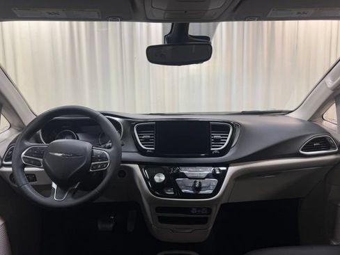 Used 2024 Chrysler Pacifica Touring-L FWD image 26