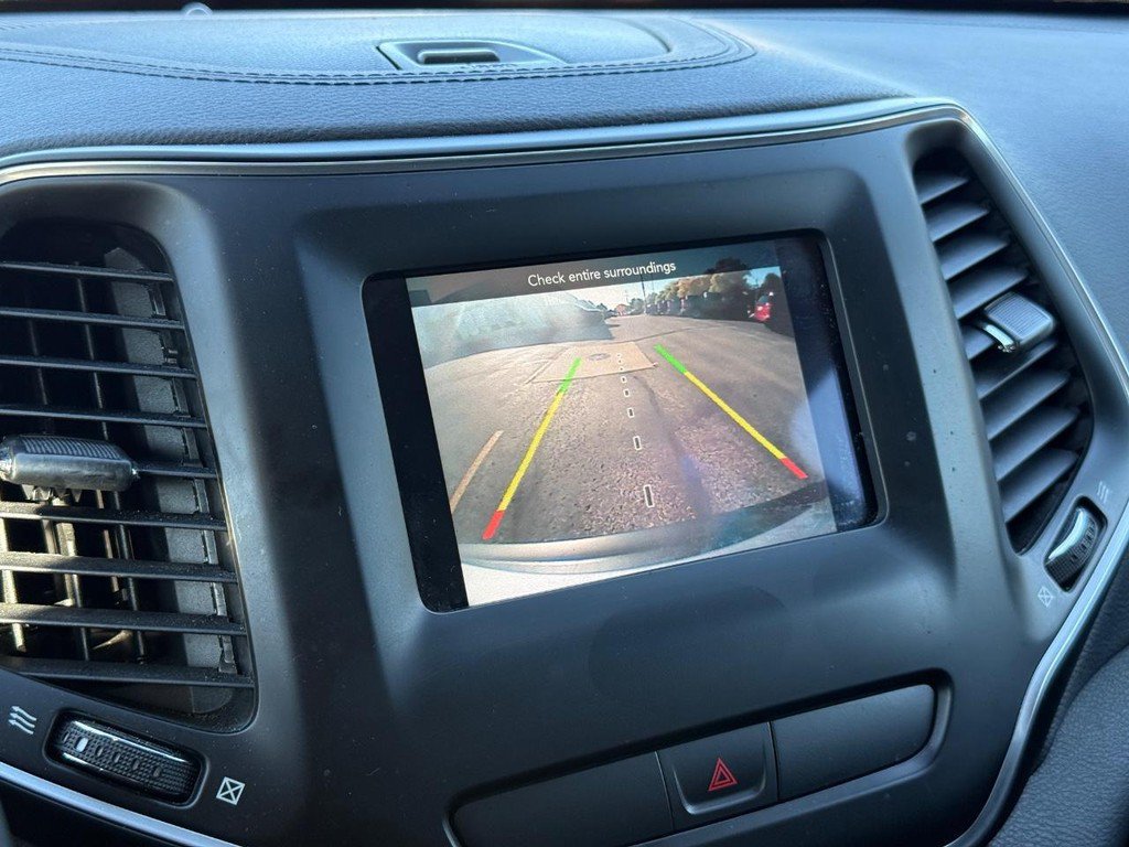 Used 2019 Jeep Cherokee Latitude Plus w/ Comfort/Convenience Group FWD image 17