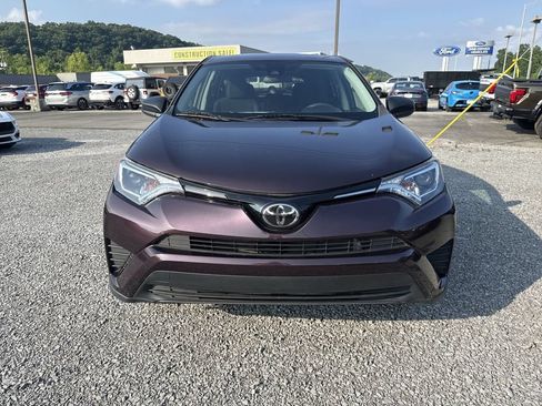 Used 2018 Toyota RAV4 LE FWD image 2