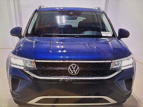 Used 2024 Volkswagen Taos SE image 2