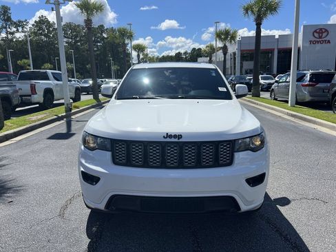 Used 2018 Jeep Grand Cherokee Altitude RWD image 3