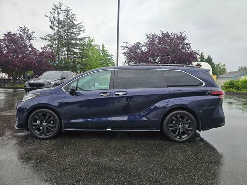 Used 2022 Toyota Sienna XSE FWD image 4