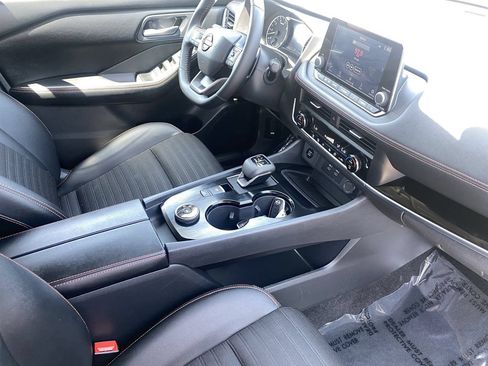 Certified 2025 Nissan Rogue SV AWD/4WD image 9