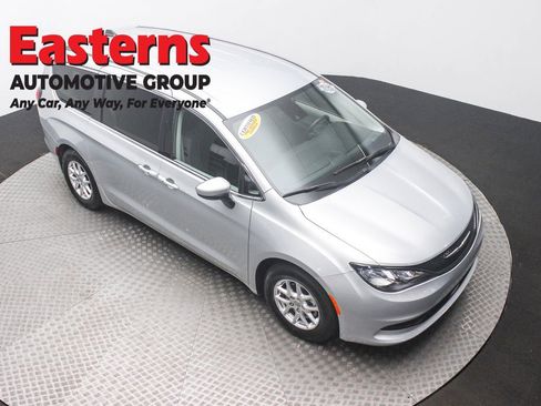 Used 2023 Chrysler Voyager LX FWD image 3