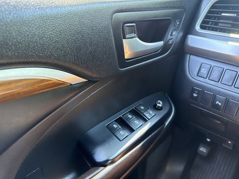 Used 2017 Toyota Highlander Limited AWD/4WD image 40
