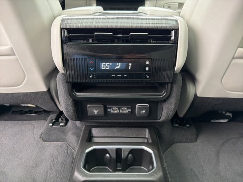 Used 2022 Jeep Wagoneer Series III w/ Premium Group I image 29