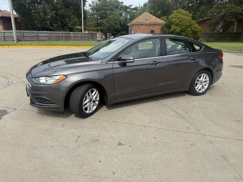 Used 2018 Ford Fusion SE FWD image 3