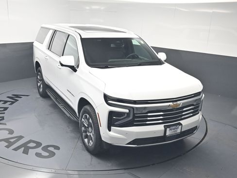 Used 2025 Chevrolet Suburban LT w/ Comfort Package AWD/4WD image 30