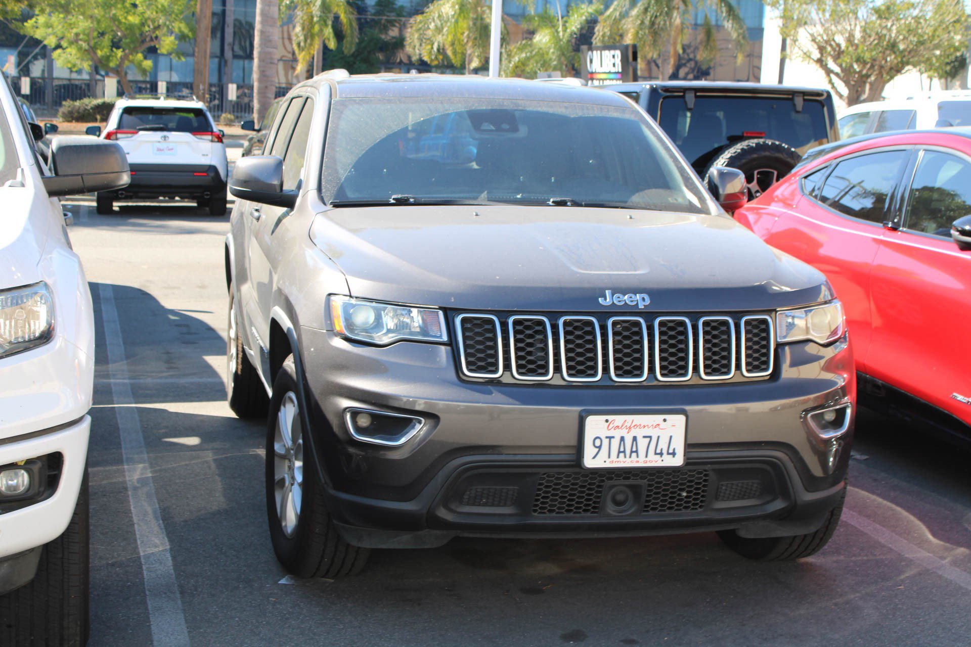 Used 2021 Jeep Grand Cherokee Laredo AWD/4WD image 3