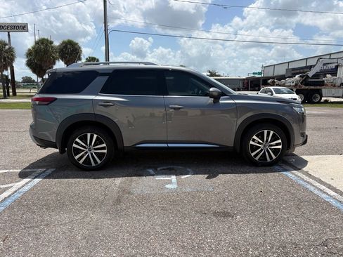 Used 2024 Nissan Pathfinder Platinum AWD/4WD image 2