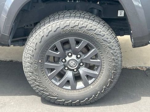 Used 2020 Toyota Tacoma SR5 RWD image 33