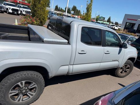 Used 2018 Toyota Tacoma TRD Sport w/ Technology Package AWD/4WD image 6