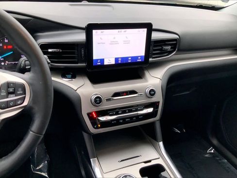 Used 2023 Ford Explorer XLT w/ Equipment Group 202A image 6