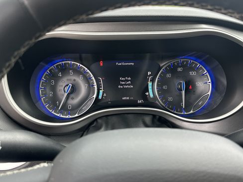 Used 2023 Chrysler Pacifica Touring-L FWD image 24