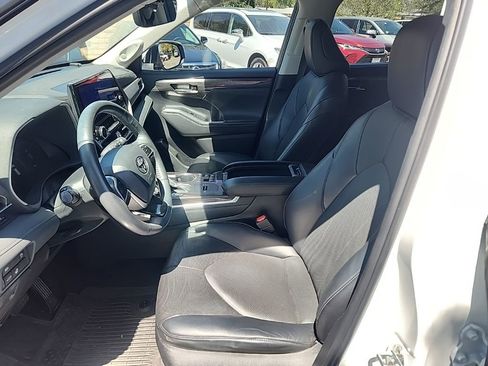 Used 2023 Toyota Highlander Limited FWD image 10