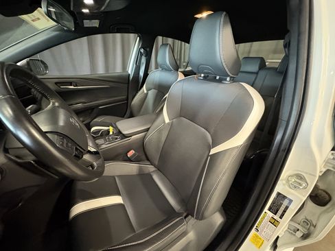 Used 2025 Toyota Camry SE image 5