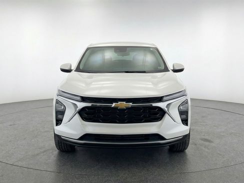 Used 2025 Chevrolet Trax LT w/ LT Convenience Package image 2