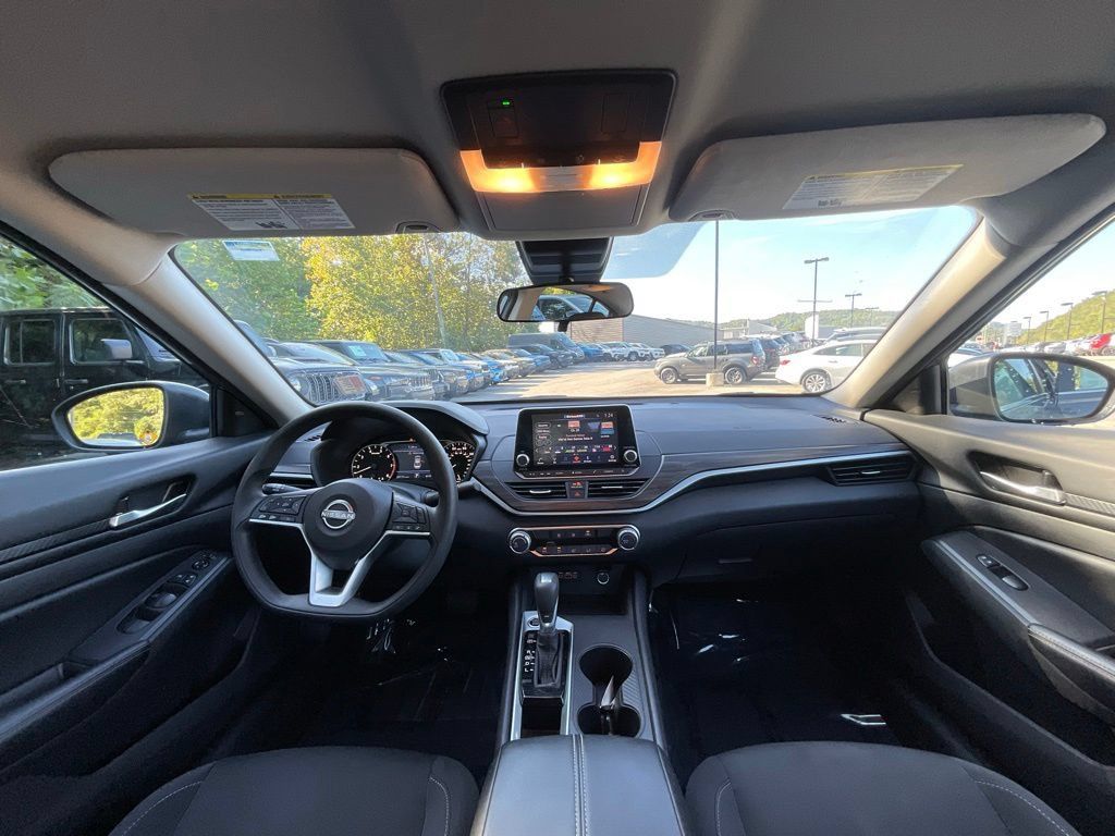 Used 2025 Nissan Altima 2.5 SV FWD image 15