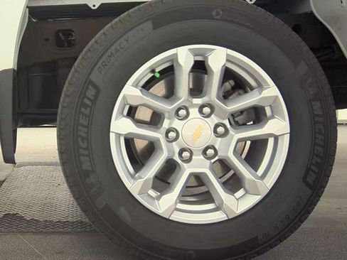 Used 2023 Chevrolet Silverado 1500 LT AWD/4WD image 25